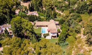 Villa en venta con arquitectura mediterránea y gran jardín situada cerca de San Pedro en Marbella - Benahavis 52497 