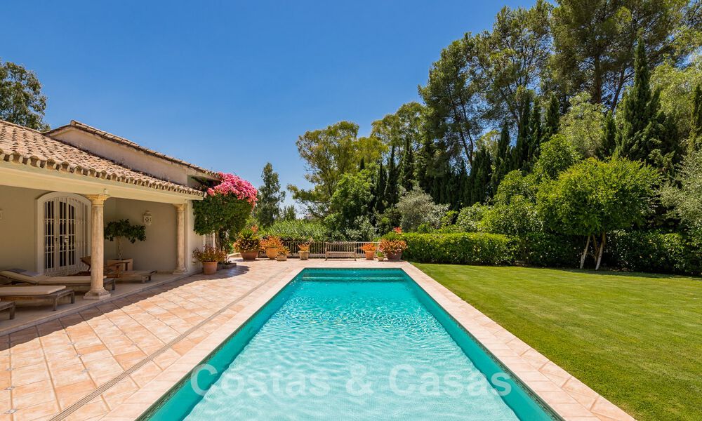 Villa en venta con arquitectura mediterránea y gran jardín situada cerca de San Pedro en Marbella - Benahavis 52499