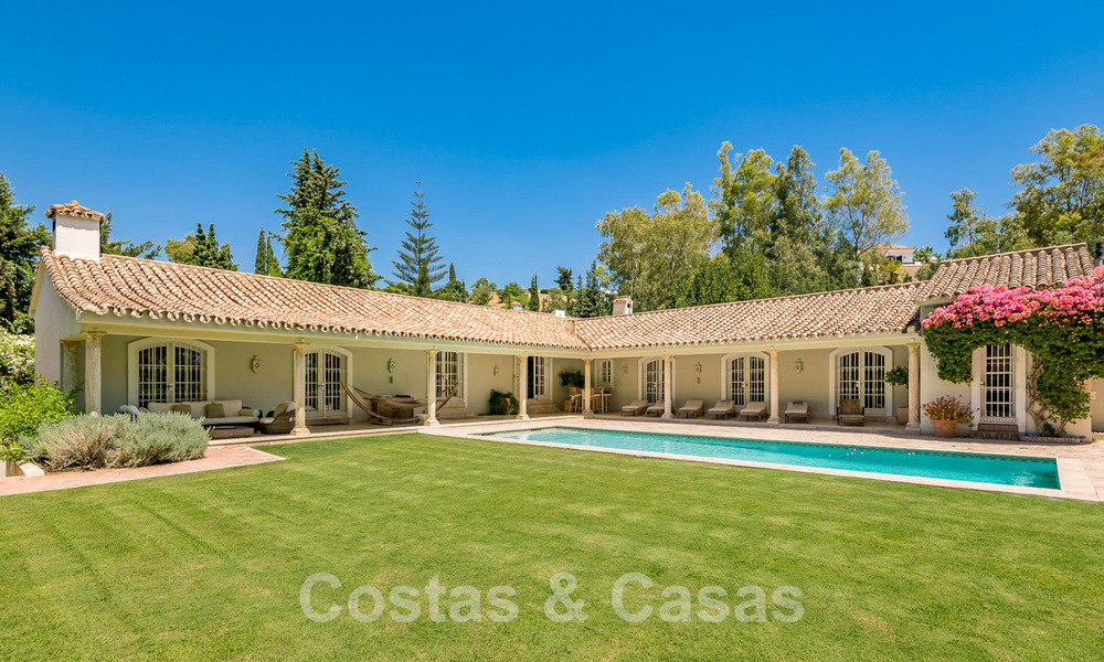 Villa en venta con arquitectura mediterránea y gran jardín situada cerca de San Pedro en Marbella - Benahavis 52501