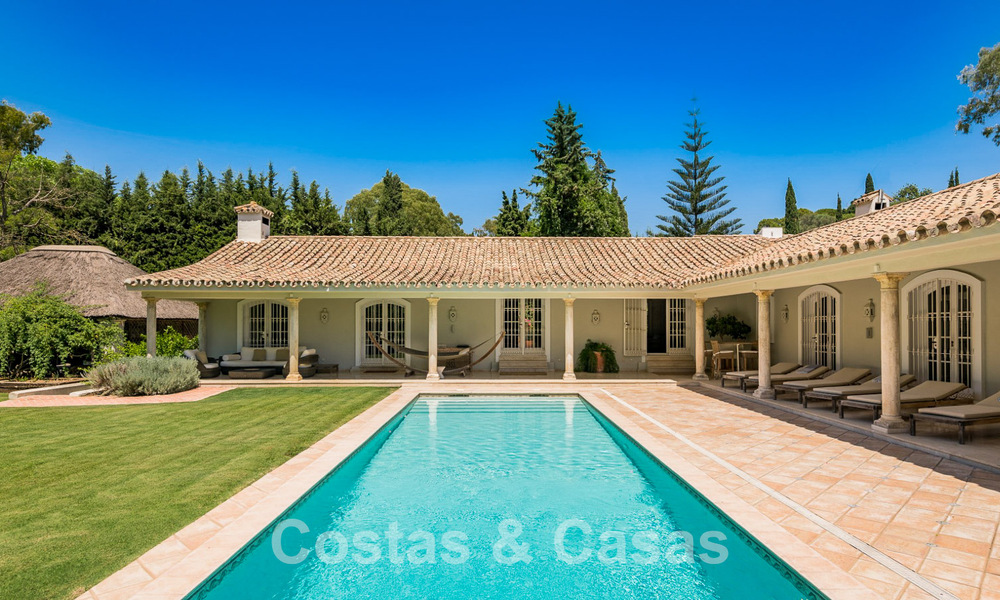 Villa en venta con arquitectura mediterránea y gran jardín situada cerca de San Pedro en Marbella - Benahavis 52502