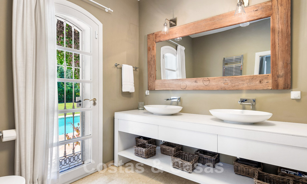 Villa en venta con arquitectura mediterránea y gran jardín situada cerca de San Pedro en Marbella - Benahavis 52507