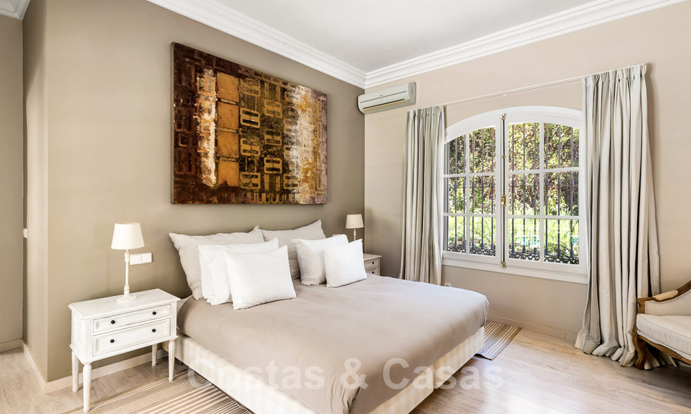 Villa en venta con arquitectura mediterránea y gran jardín situada cerca de San Pedro en Marbella - Benahavis 52510
