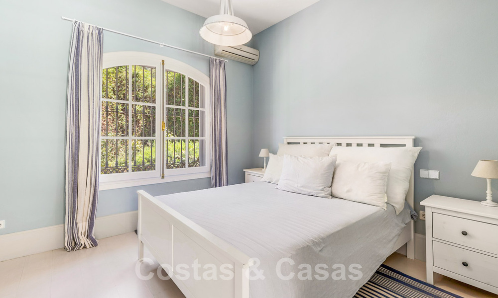 Villa en venta con arquitectura mediterránea y gran jardín situada cerca de San Pedro en Marbella - Benahavis 52513
