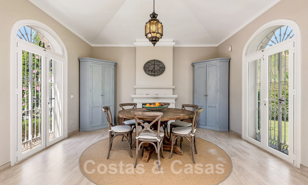 Villa en venta con arquitectura mediterránea y gran jardín situada cerca de San Pedro en Marbella - Benahavis 52520