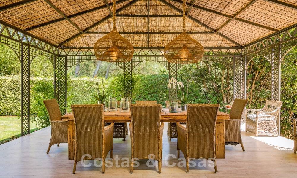 Villa en venta con arquitectura mediterránea y gran jardín situada cerca de San Pedro en Marbella - Benahavis 52522