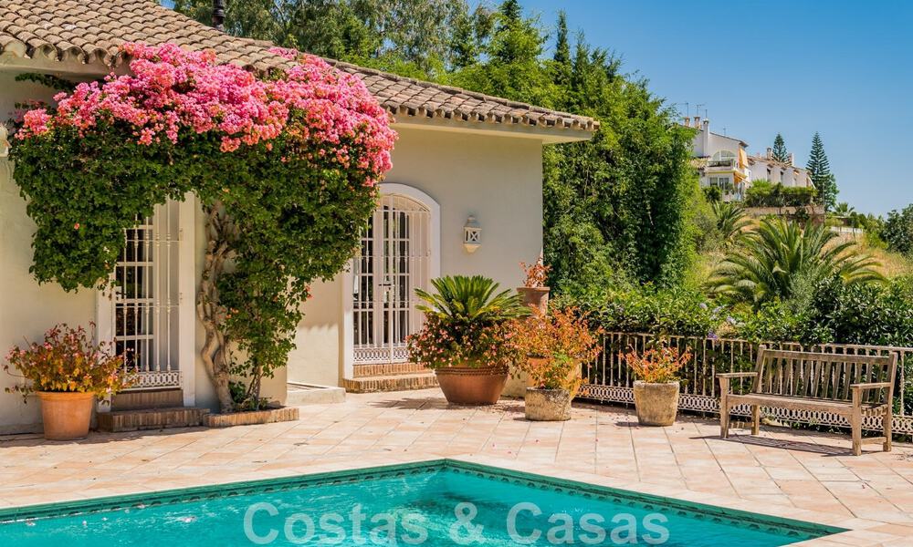 Villa en venta con arquitectura mediterránea y gran jardín situada cerca de San Pedro en Marbella - Benahavis 52524