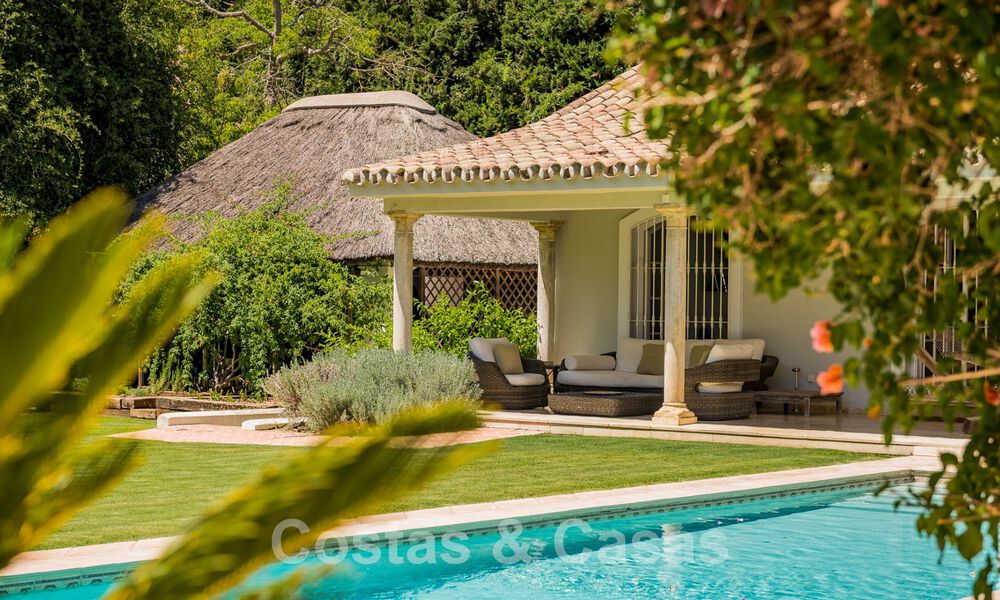 Villa en venta con arquitectura mediterránea y gran jardín situada cerca de San Pedro en Marbella - Benahavis 52525