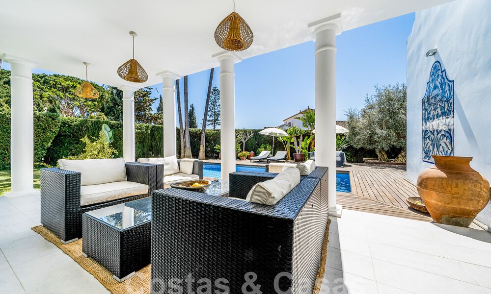 Lujosa villa en venta de estilo arquitectónico andaluz al este de Marbella centro, a un paso de las dunas y la playa 52653