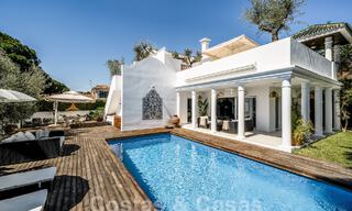 Lujosa villa en venta de estilo arquitectónico andaluz al este de Marbella centro, a un paso de las dunas y la playa 52654 
