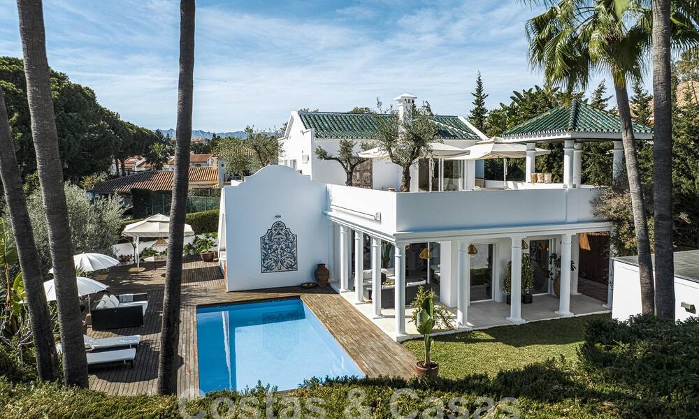 Lujosa villa en venta de estilo arquitectónico andaluz al este de Marbella centro, a un paso de las dunas y la playa 52671