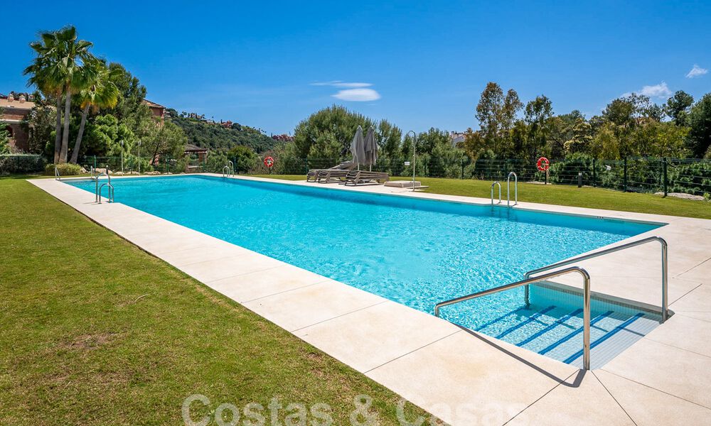 Se vende lujoso apartamento con vistas al mar en una posición elevada en Benahavis - Marbella 53308