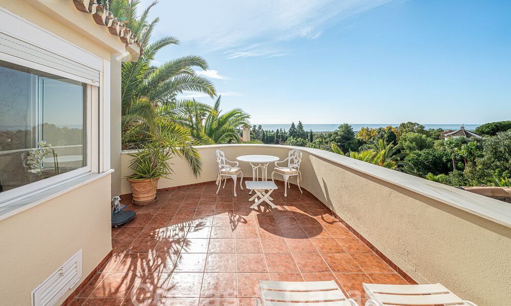 Villa de lujo tradicional-mediterránea en venta con vistas al mar en urbanización cerrada en la Milla de Oro de Marbella 54398