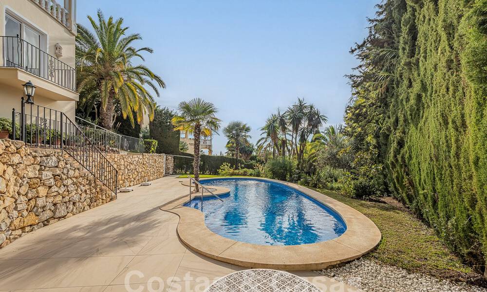 Villa de lujo tradicional-mediterránea en venta con vistas al mar en urbanización cerrada en la Milla de Oro de Marbella 54401