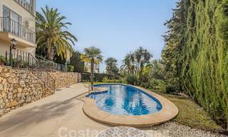 Villa de lujo tradicional-mediterránea en venta con vistas al mar en urbanización cerrada en la Milla de Oro de Marbella 54401 