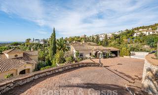 Villa de lujo tradicional-mediterránea en venta con vistas al mar en urbanización cerrada en la Milla de Oro de Marbella 54402 