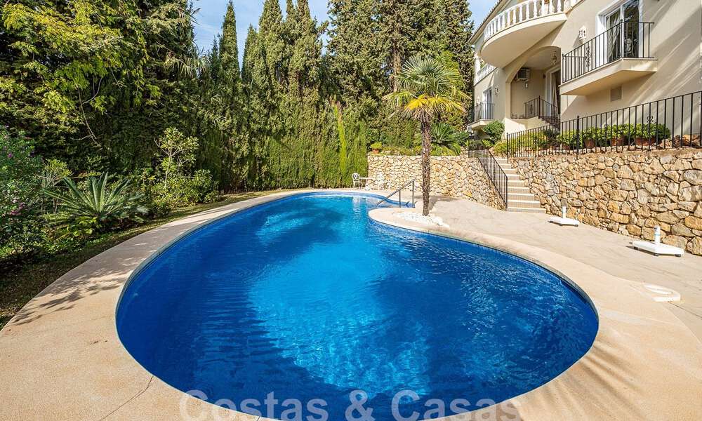 Villa de lujo tradicional-mediterránea en venta con vistas al mar en urbanización cerrada en la Milla de Oro de Marbella 54406