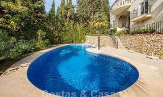 Villa de lujo tradicional-mediterránea en venta con vistas al mar en urbanización cerrada en la Milla de Oro de Marbella 54406 