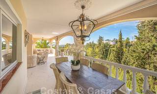 Villa de lujo tradicional-mediterránea en venta con vistas al mar en urbanización cerrada en la Milla de Oro de Marbella 54410 