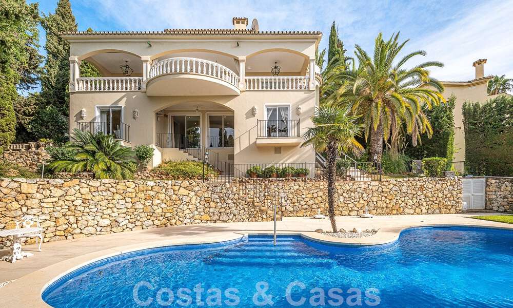 Villa de lujo tradicional-mediterránea en venta con vistas al mar en urbanización cerrada en la Milla de Oro de Marbella 54415