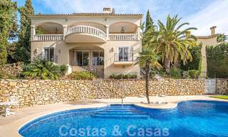 Villa de lujo tradicional-mediterránea en venta con vistas al mar en urbanización cerrada en la Milla de Oro de Marbella 54415 