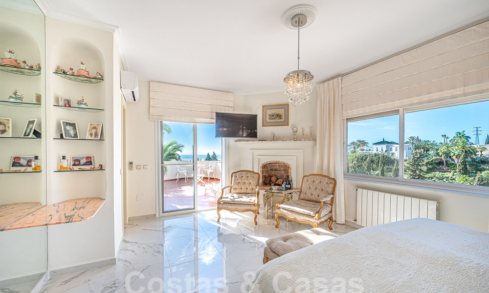 Villa de lujo tradicional-mediterránea en venta con vistas al mar en urbanización cerrada en la Milla de Oro de Marbella 54417