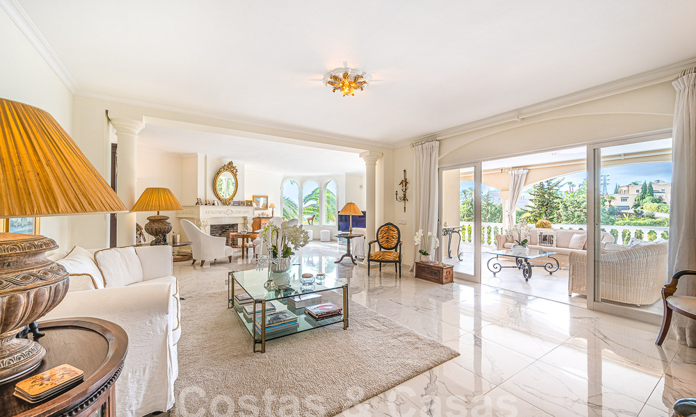 Villa de lujo tradicional-mediterránea en venta con vistas al mar en urbanización cerrada en la Milla de Oro de Marbella 54423