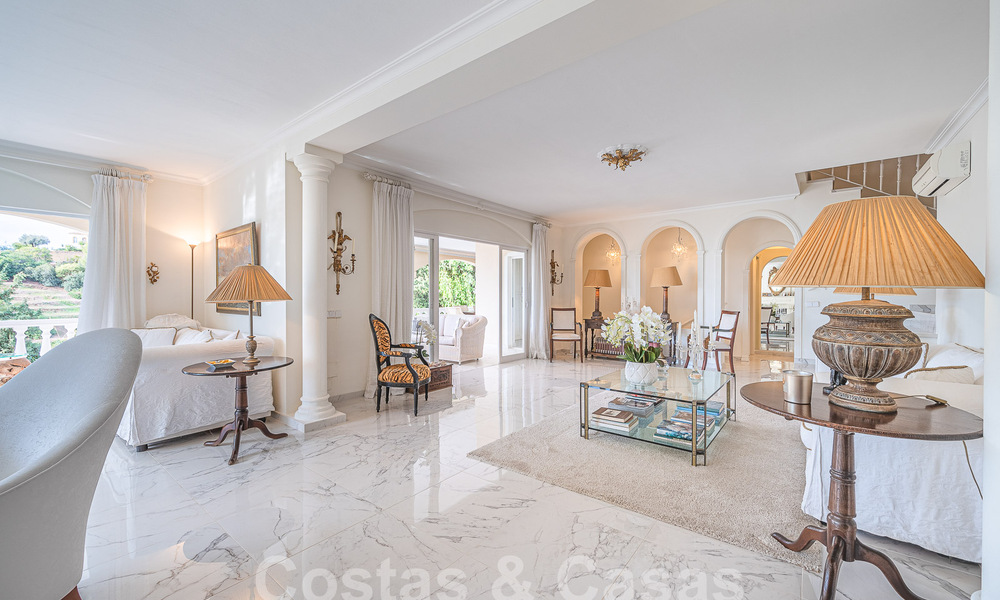 Villa de lujo tradicional-mediterránea en venta con vistas al mar en urbanización cerrada en la Milla de Oro de Marbella 54424