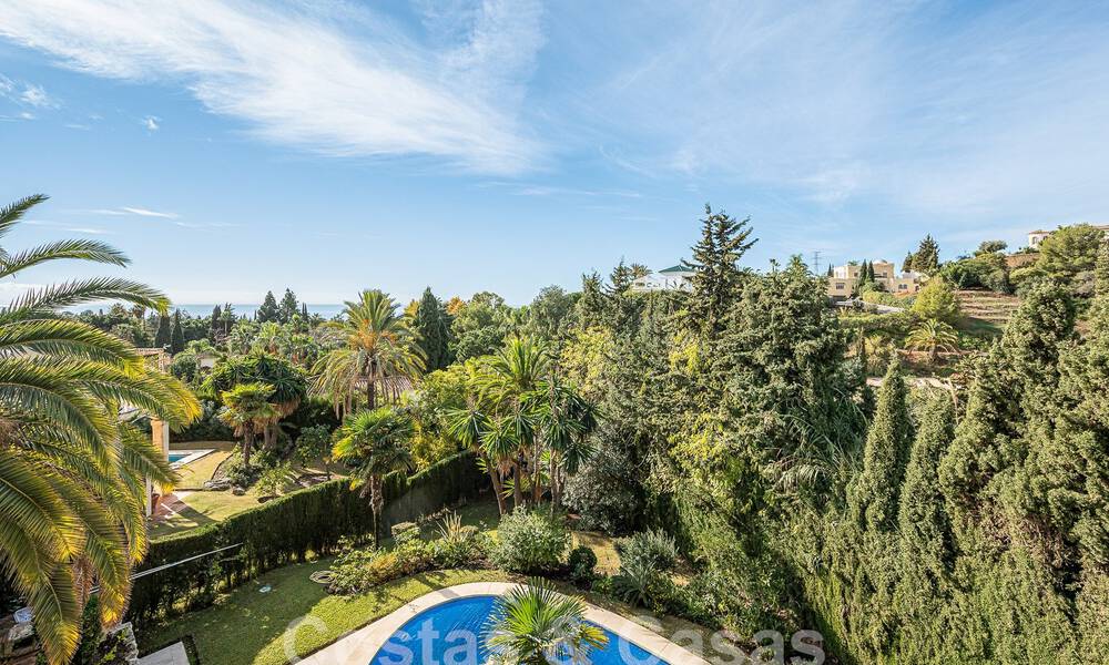 Villa de lujo tradicional-mediterránea en venta con vistas al mar en urbanización cerrada en la Milla de Oro de Marbella 54430