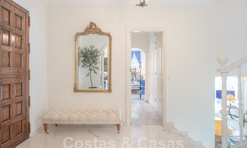Villa de lujo tradicional-mediterránea en venta con vistas al mar en urbanización cerrada en la Milla de Oro de Marbella 54434