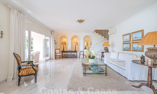 Villa de lujo tradicional-mediterránea en venta con vistas al mar en urbanización cerrada en la Milla de Oro de Marbella 54436 