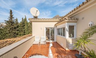 Villa de lujo tradicional-mediterránea en venta con vistas al mar en urbanización cerrada en la Milla de Oro de Marbella 54442 