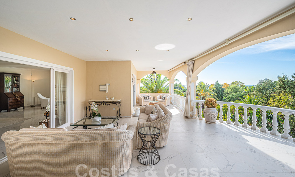 Villa de lujo tradicional-mediterránea en venta con vistas al mar en urbanización cerrada en la Milla de Oro de Marbella 54450
