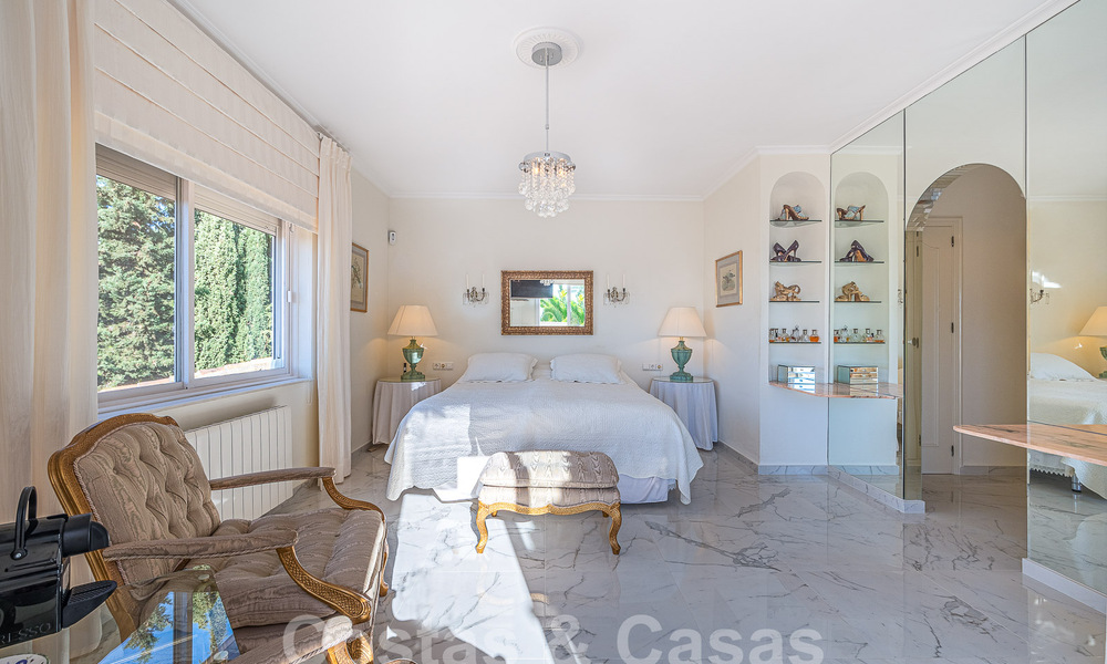 Villa de lujo tradicional-mediterránea en venta con vistas al mar en urbanización cerrada en la Milla de Oro de Marbella 54454