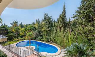 Villa de lujo tradicional-mediterránea en venta con vistas al mar en urbanización cerrada en la Milla de Oro de Marbella 54461 