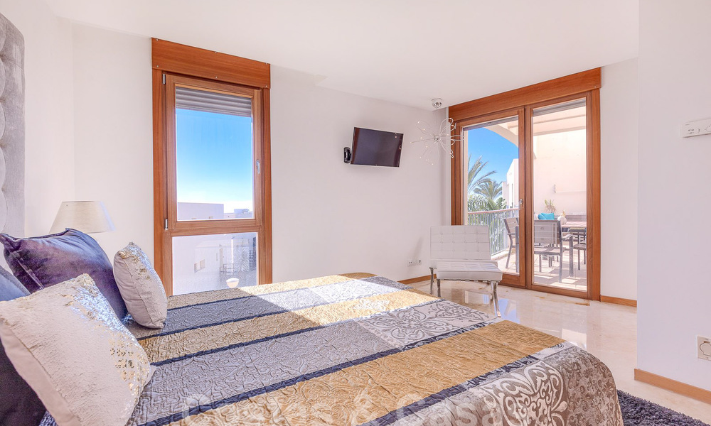 Moderno apartamento de 3 dormitorios en venta con vistas al mar en las colinas de Los Monteros, Marbella Este 52766