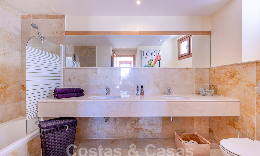 Moderno apartamento de 3 dormitorios en venta con vistas al mar en las colinas de Los Monteros, Marbella Este 52769