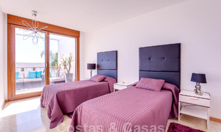 Moderno apartamento de 3 dormitorios en venta con vistas al mar en las colinas de Los Monteros, Marbella Este 52772 