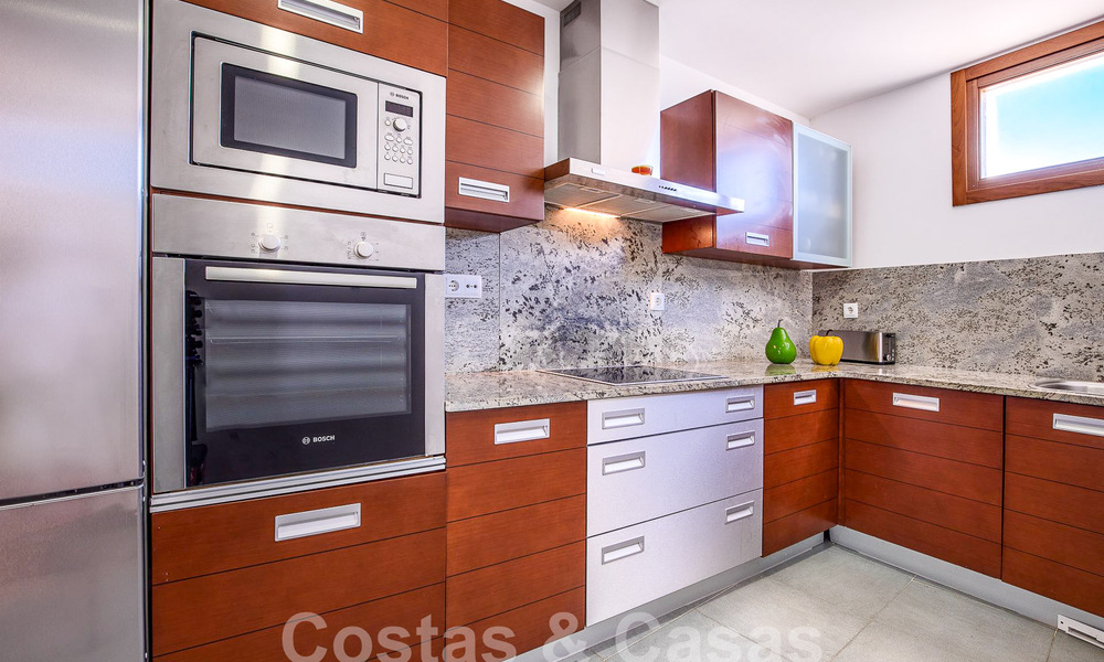 Moderno apartamento de 3 dormitorios en venta con vistas al mar en las colinas de Los Monteros, Marbella Este 52785