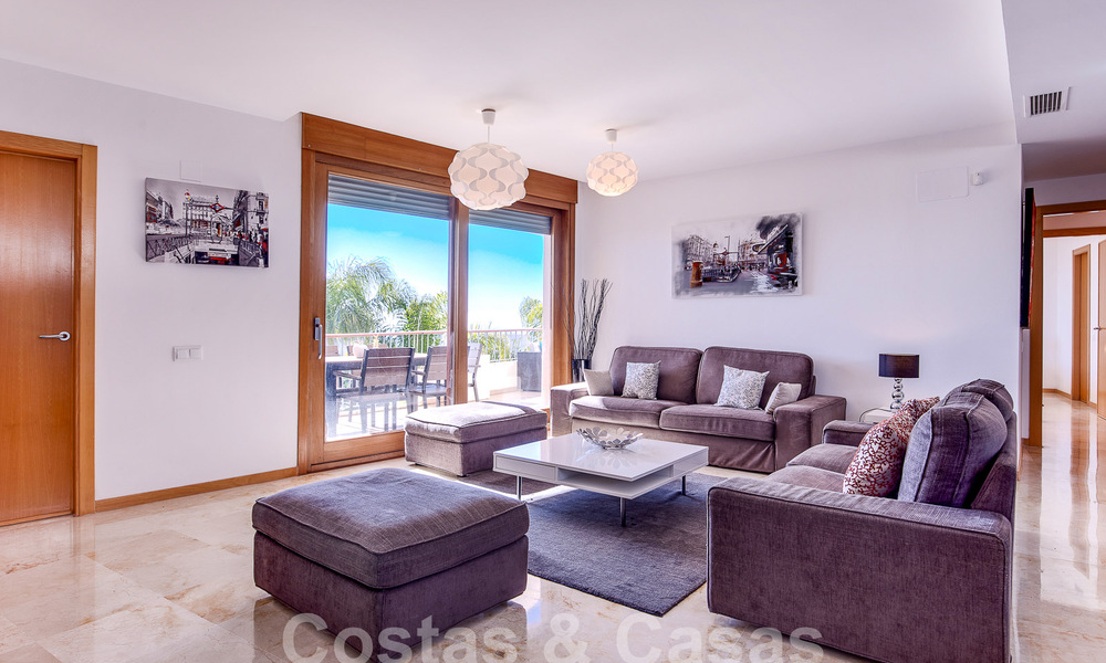 Moderno apartamento de 3 dormitorios en venta con vistas al mar en las colinas de Los Monteros, Marbella Este 52787