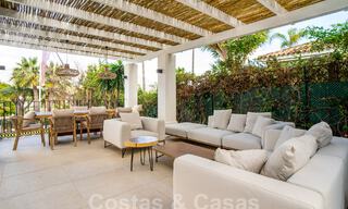 Villa independiente de lujo en venta con piscina privada rodeada de campos de golf en el valle de Nueva Andalucia, Marbella 53787 