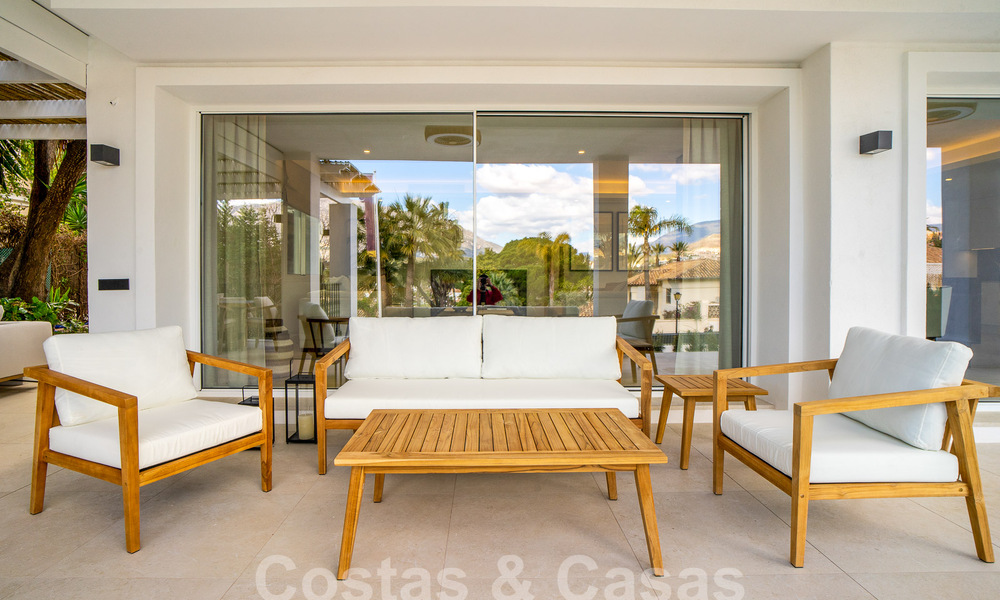 Villa independiente de lujo en venta con piscina privada rodeada de campos de golf en el valle de Nueva Andalucia, Marbella 53789