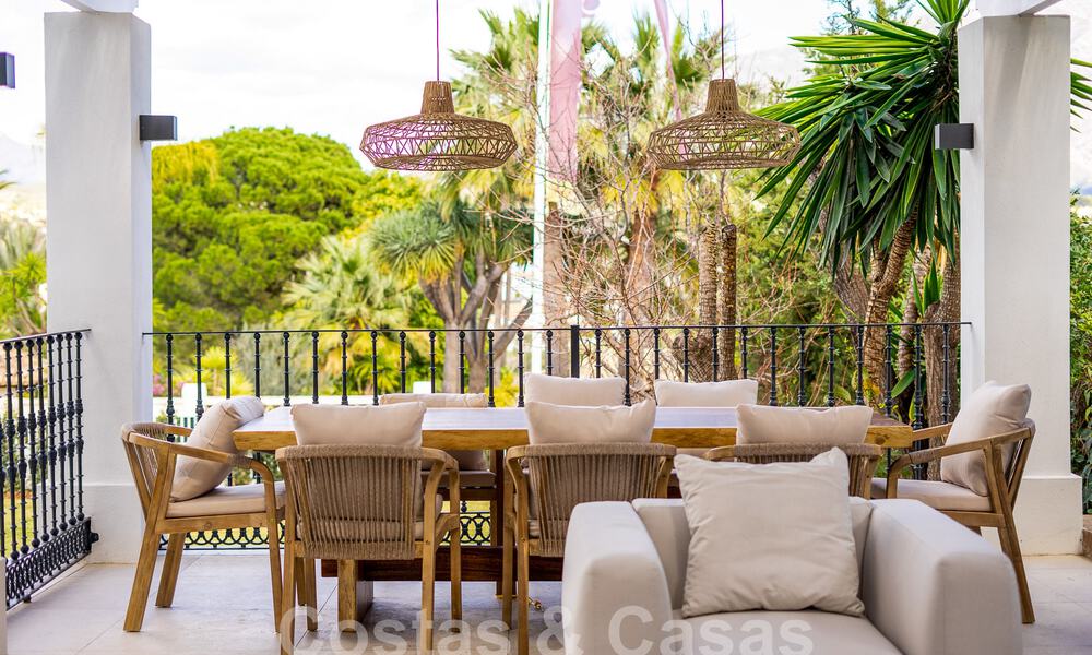Villa independiente de lujo en venta con piscina privada rodeada de campos de golf en el valle de Nueva Andalucia, Marbella 53790
