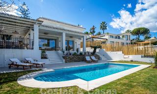 Villa independiente de lujo en venta con piscina privada rodeada de campos de golf en el valle de Nueva Andalucia, Marbella 53791 