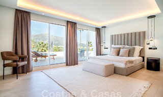 Villa independiente de lujo en venta con piscina privada rodeada de campos de golf en el valle de Nueva Andalucia, Marbella 53798 