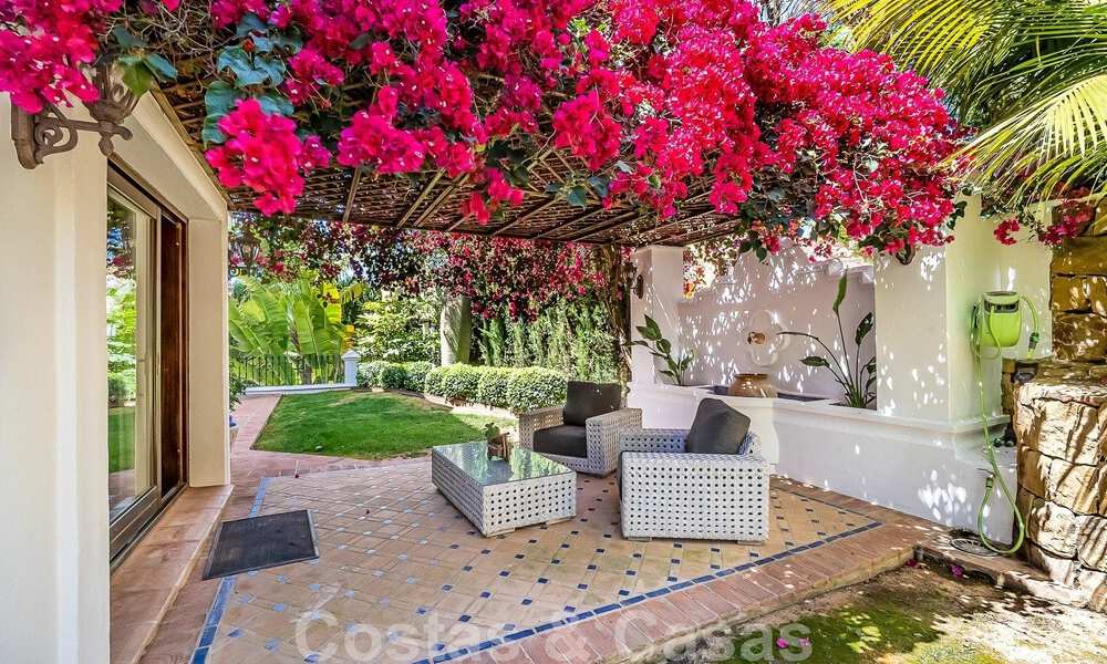 Elegante villa andaluza de lujo en venta a un paso de la playa en la codiciada urbanización Bahía de Marbella 51888