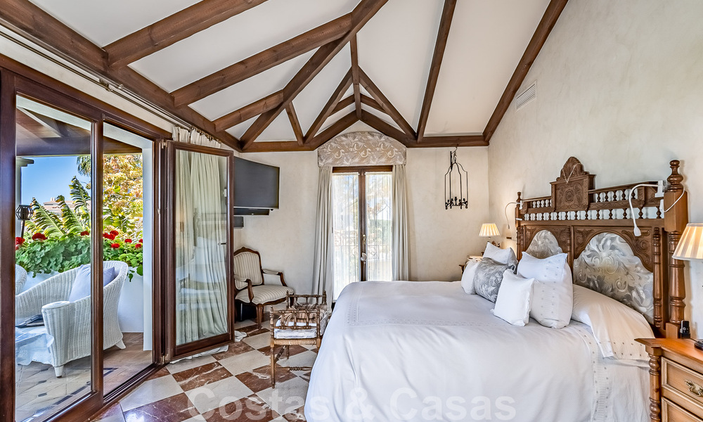 Elegante villa andaluza de lujo en venta a un paso de la playa en la codiciada urbanización Bahía de Marbella 51894