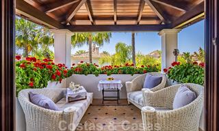 Elegante villa andaluza de lujo en venta a un paso de la playa en la codiciada urbanización Bahía de Marbella 51895 