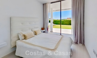 Moderno apartamento con jardín en venta con 3 dormitorios en resort de golf en la Nueva Milla de Oro entre Marbella y Estepona 53230 