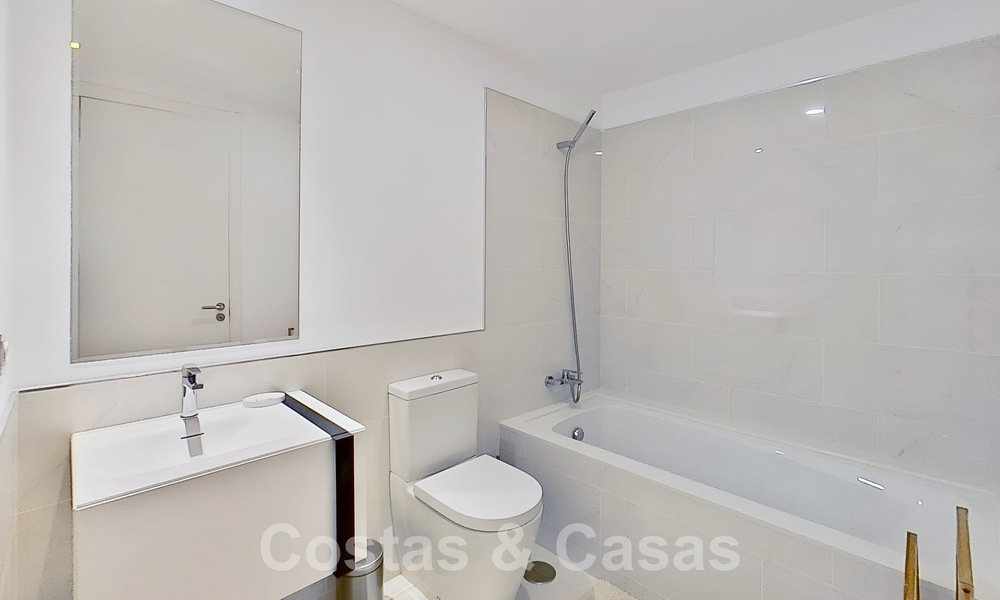 Moderno apartamento con jardín en venta con 3 dormitorios en resort de golf en la Nueva Milla de Oro entre Marbella y Estepona 53232