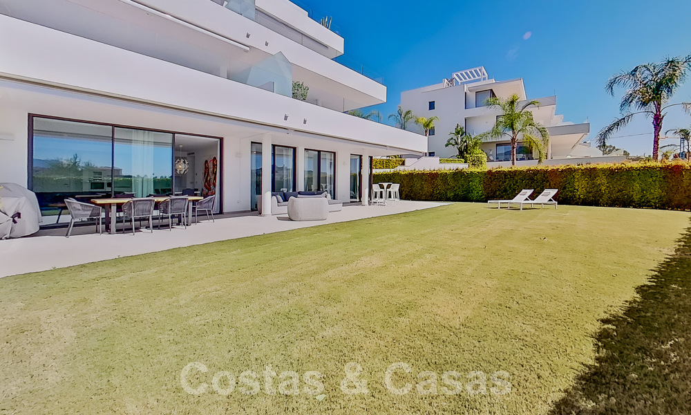 Moderno apartamento con jardín en venta con 3 dormitorios en resort de golf en la Nueva Milla de Oro entre Marbella y Estepona 53233